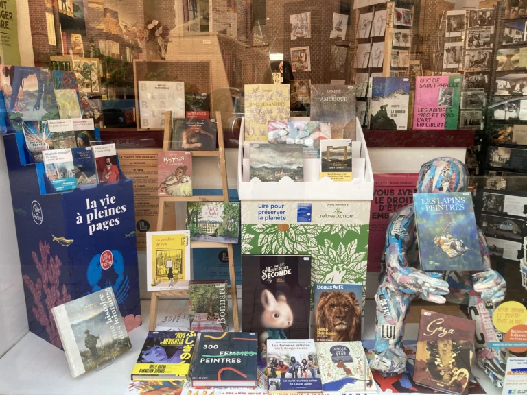 Une nouvelle vitrine toute d&rsquo;Art vêtue !